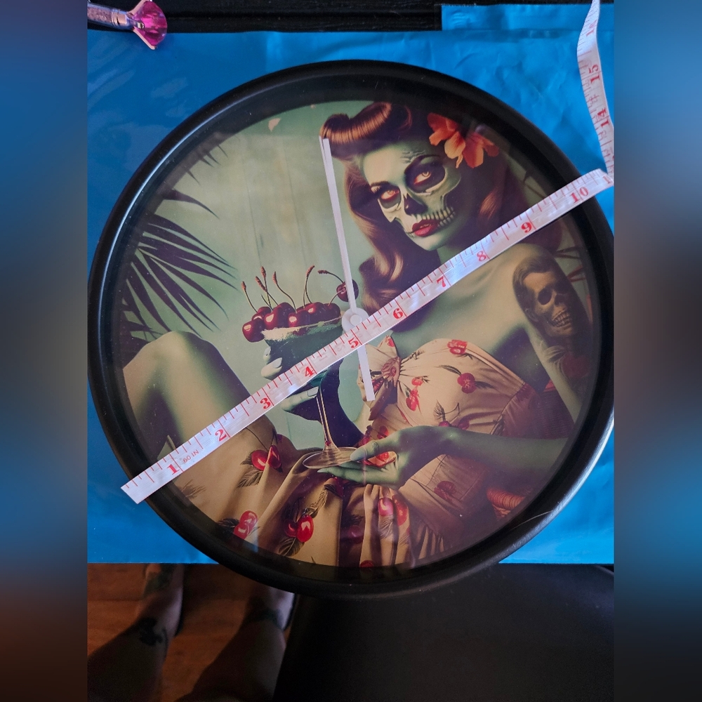 ZOMBIE PIN-UP WALL CLOCK